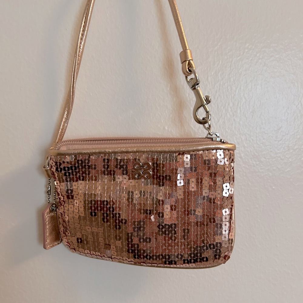Sequin wristlet Bag in Rose gold